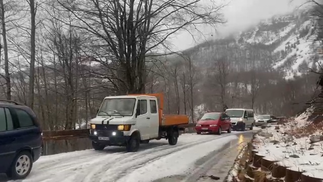 Reshje bore në veri të vendit, probleme në lëvizjen e automjeteve drejt Thethit